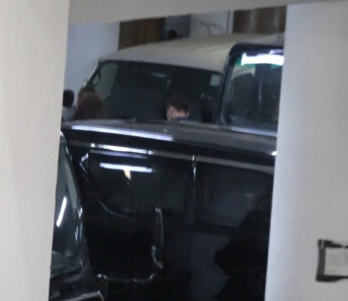 刘德华父亲设灵，华仔神情哀伤双手紧握，谢霆锋容祖儿送花圈