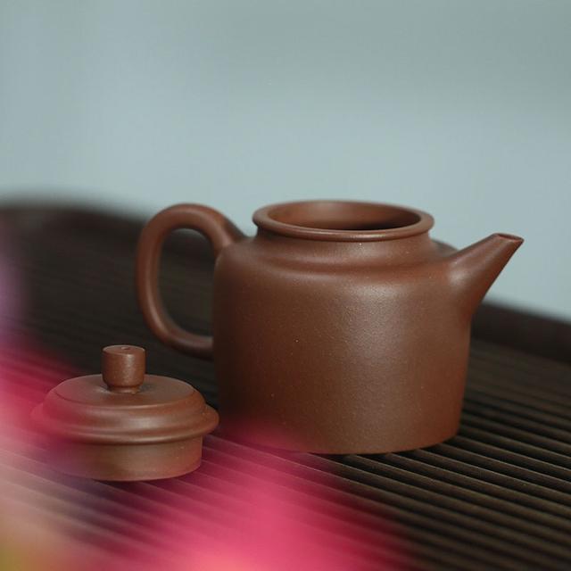 玩壶就是玩泥巴,为什么说紫砂壶最好是选择宜兴本山原矿?