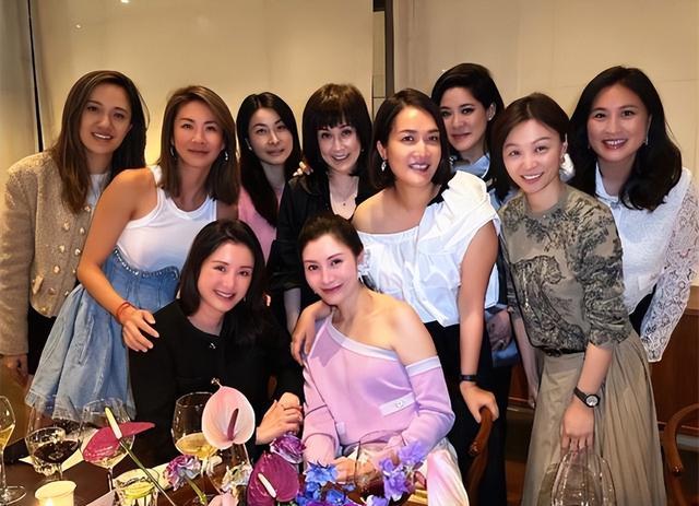 团时朗|郭晶晶罕见现身名媛聚会!合影躲在最后很低调,52岁最美港姐C位