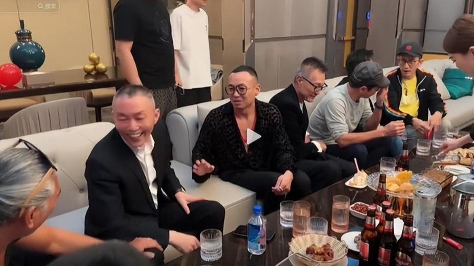 一众港星大佬参加饭局，人情世故江湖规矩，都被展现得淋漓尽致