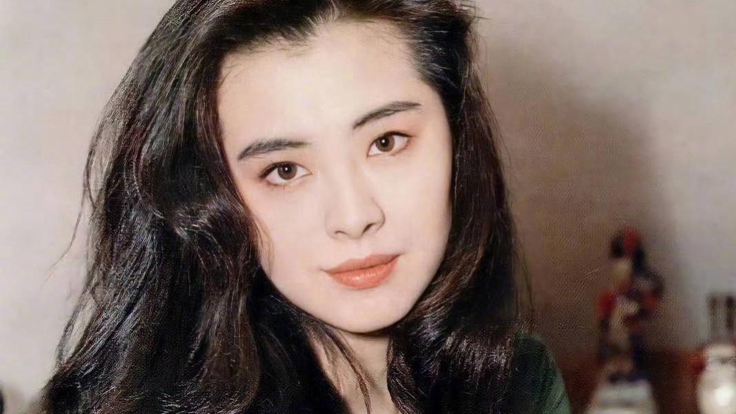 56岁王祖贤游玩被偶遇，身材在线气质出众，不失“女神”风采