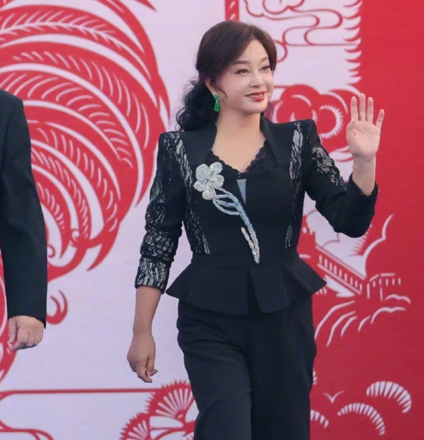 脸僵就别硬演校花了,一脸“社会气”的高中生,看着真让人难受