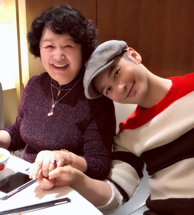 骗了我们24年!原来她就是黄晓明的亲生母亲,难怪儿子能大红大紫