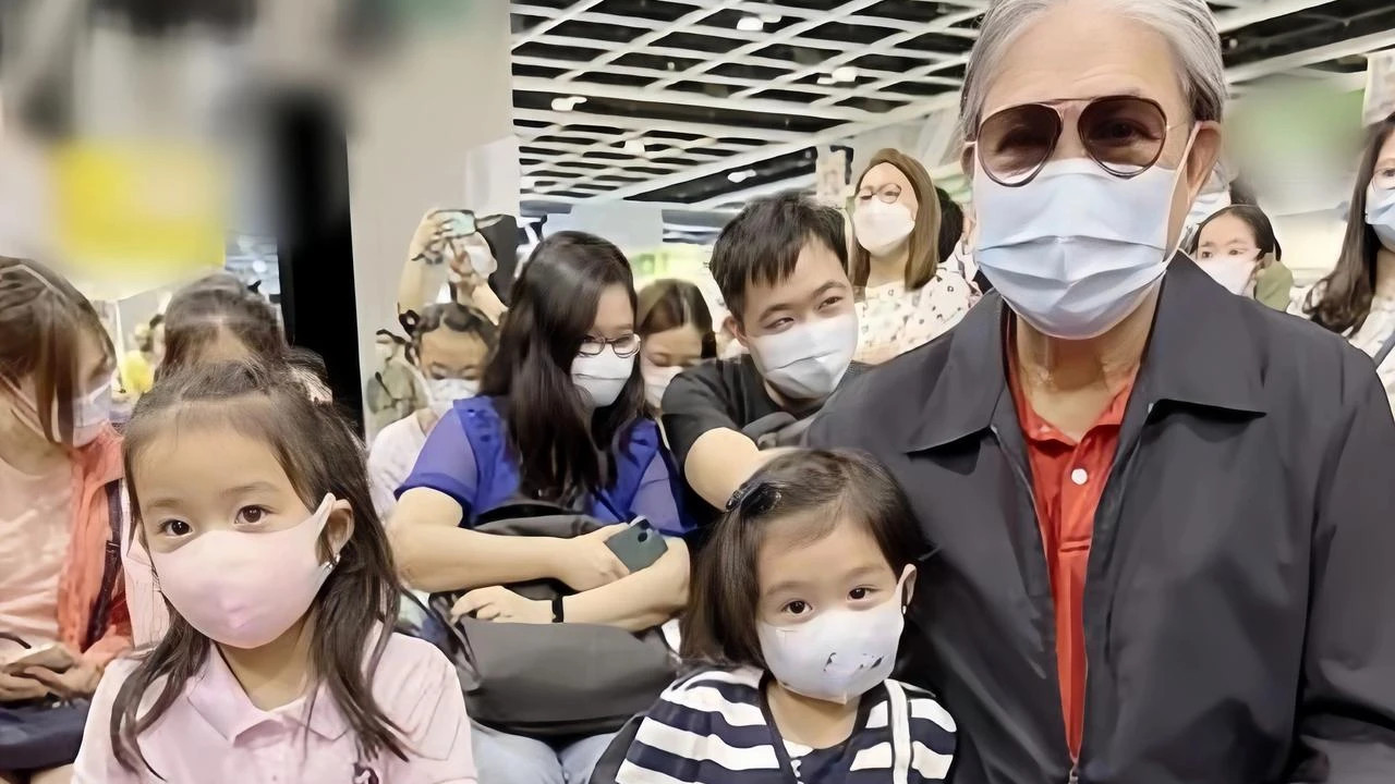 霍震霆带俩孙女游玩，郭晶晶女儿颜值极高，乖巧懂事惹人爱