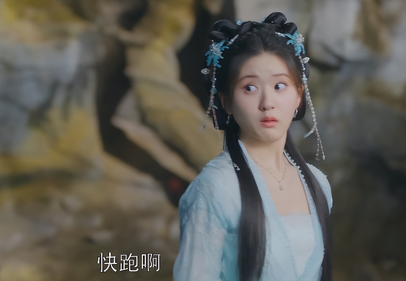 当25岁赵露思和36岁颖儿站在一起，我才彻底明白，美人在骨不在皮