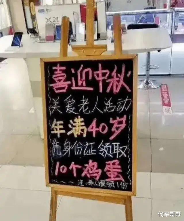 42岁金莎与小19岁男友秀恩爱，甜蜜惹人羡，网友评论亮了！