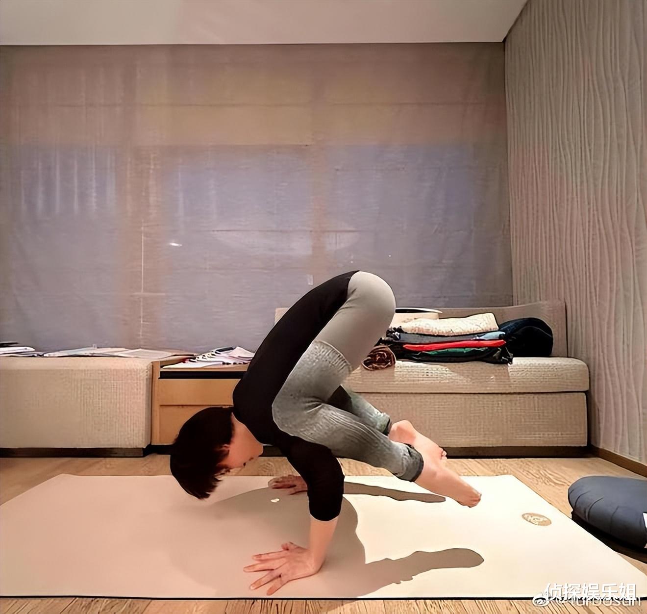 孙俪香港餐厅被偶遇,穿背带裤活泼减龄,凉鞋配长袜被嘲一言难尽