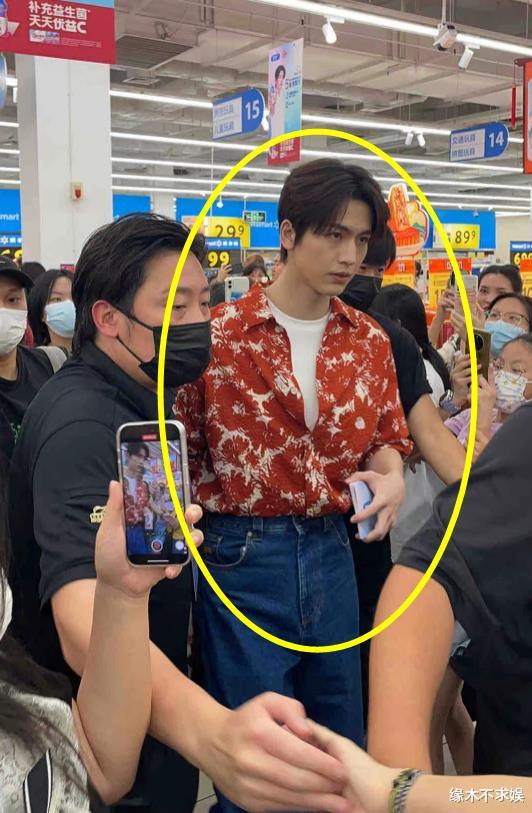25岁张凌赫线下活动,身高190cm还穿增高鞋,生图面部崎岖不平