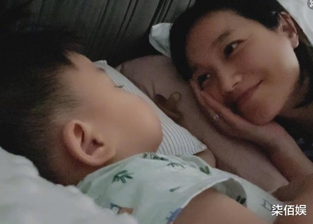 朱丹|朱丹带儿女陪老公在剧组过春节，直播与周一围嬉笑打闹，好甜蜜