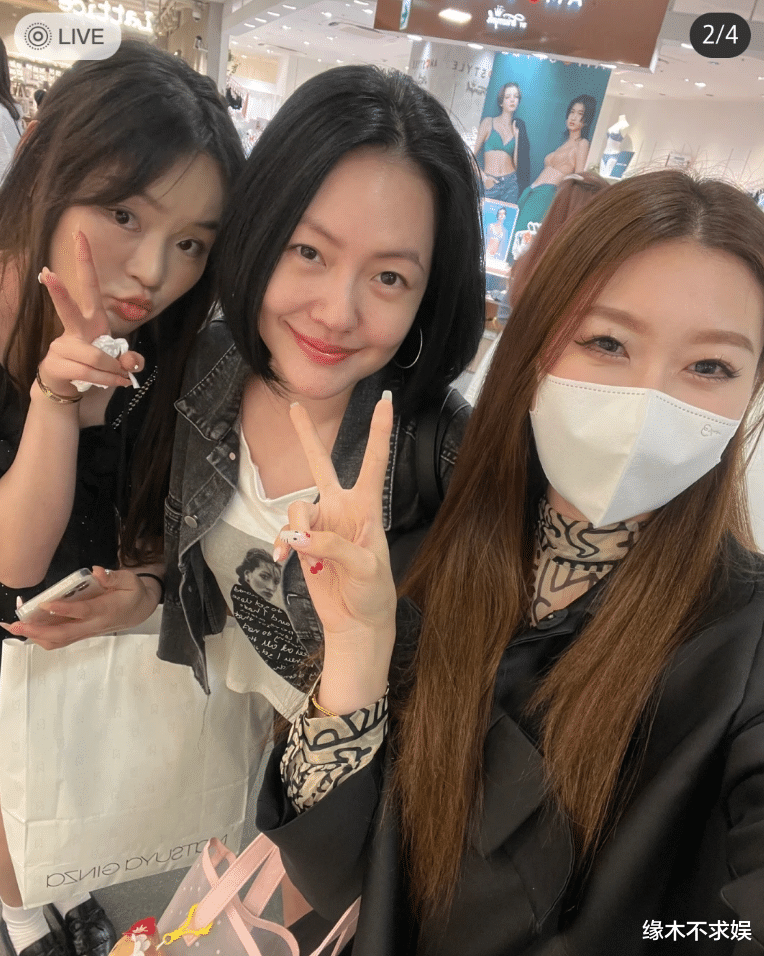 小S|小S东京被偶遇，发际线上移太尴尬，穿着朴素逛内衣店疑讨好老公