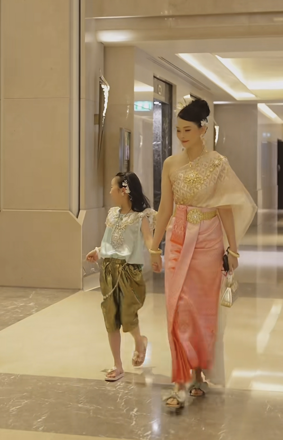 伊能静|伊能静晒旅行照,意外曝光女儿正脸,6岁小米粒大变样长得像奶奶