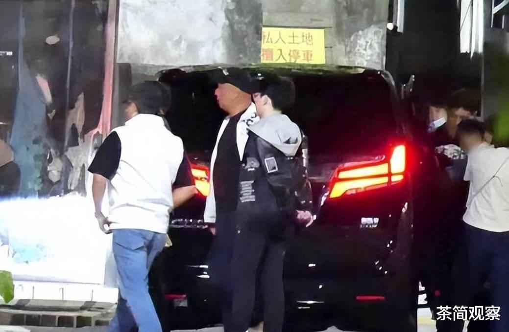 刘诗诗|吴奇隆在台北为刘诗诗庆生，马路边剔牙超不雅，儿子正面首曝光妥妥最帅星二代