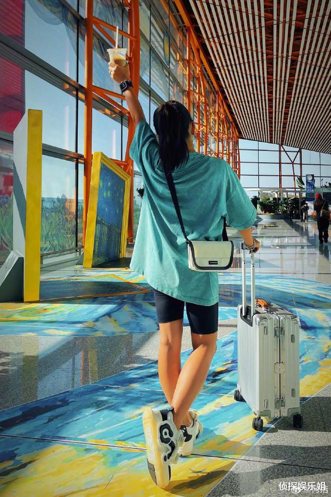 何洁瘦近70斤后秀身材,晒死亡角度自拍暴露身材短板,小粗腿抢镜