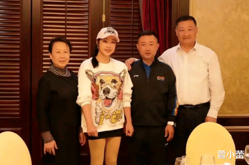 刘晓庆|刘晓庆71岁还是17岁?她是“不老女神”吧,同学聚会像两代人