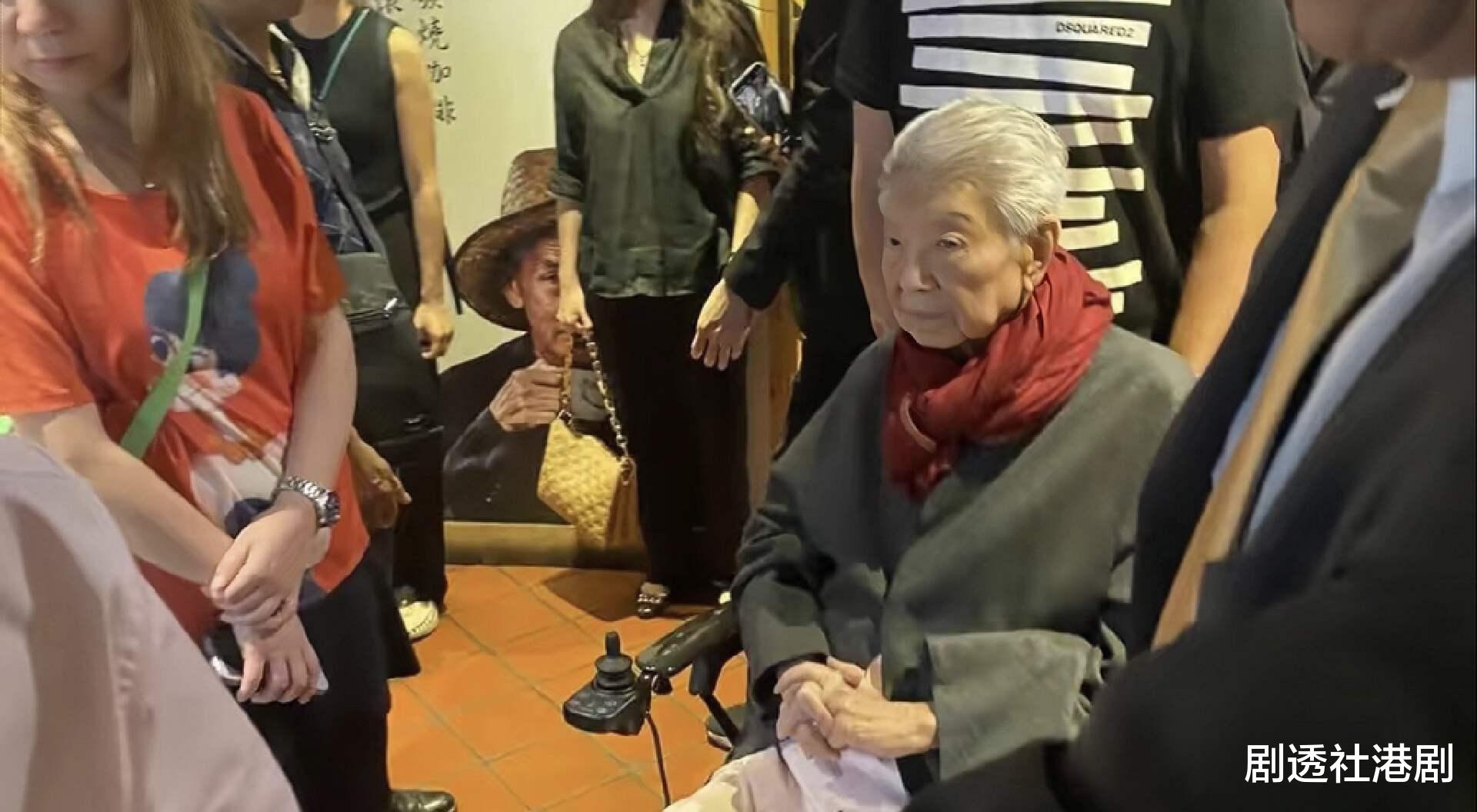 香港知名才子身体状况惹担忧,夏天穿大衣戴围巾,坐轮椅精神不佳