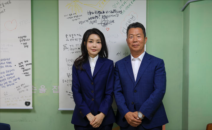 韩国第一夫人扮嫩太自信!扎公主头发型营业,穿polo衫都这么好看