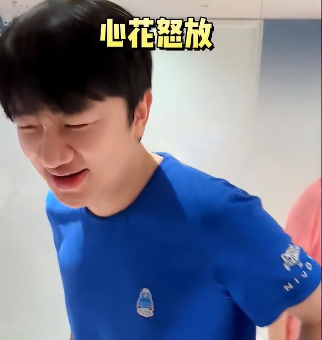 王祖蓝|王祖蓝一家出门聚餐,和李亚男互叫昵称表白比心,俩女儿变超漂亮