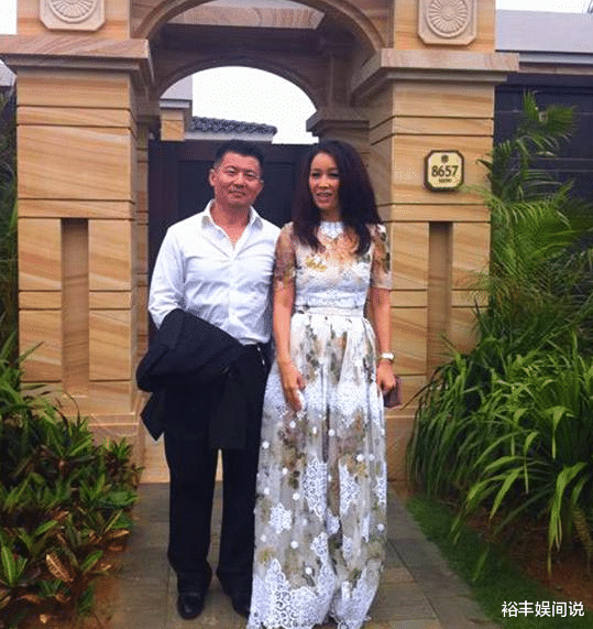 傅程鹏随妻子周丽淇参加聚会!现场与那英老公比心,张智霖好社恐