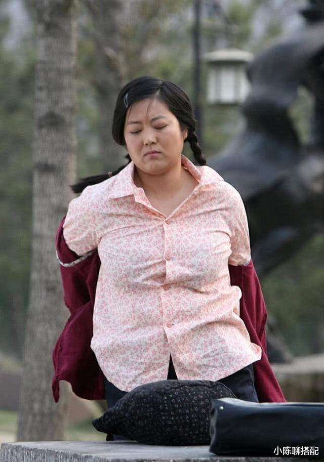 有一种美叫做刘雪华，63岁白发不染，穿搭极简，到老都没有大妈感