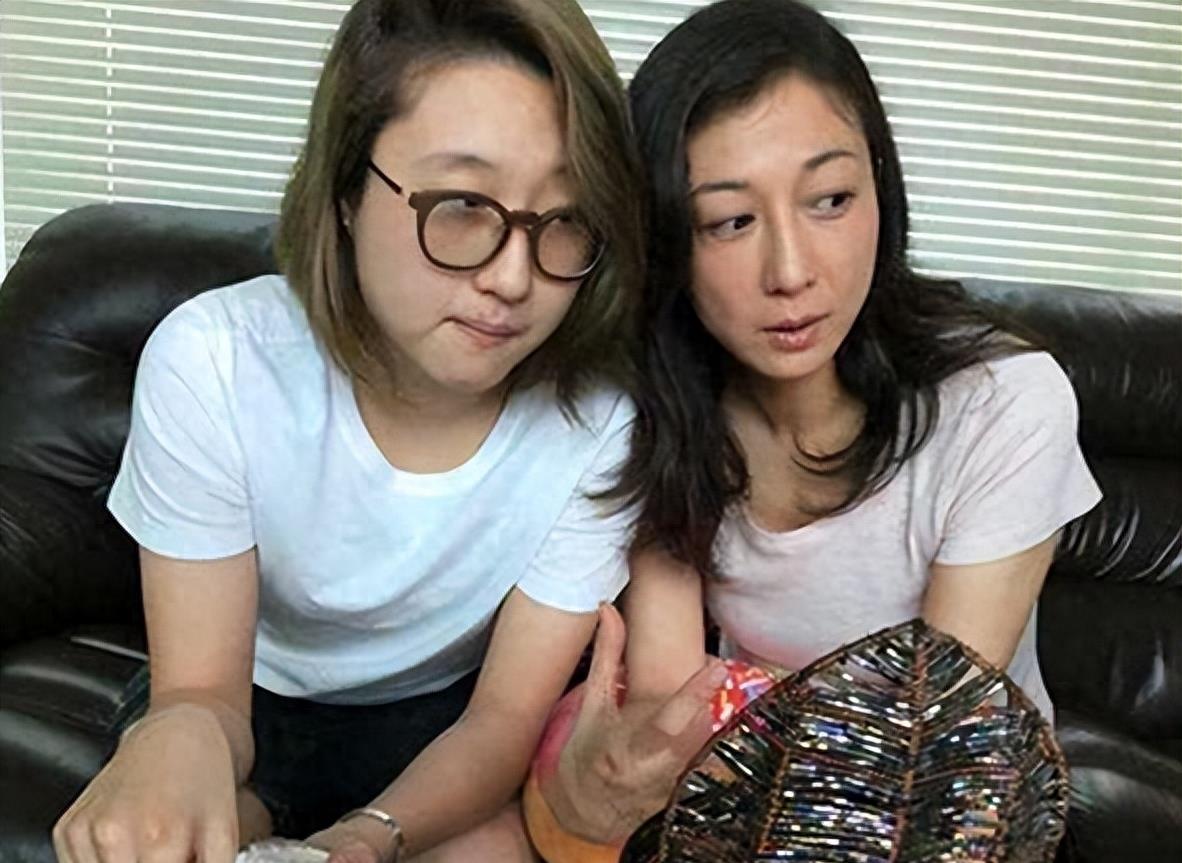 为斩草除根,成龙对乞讨为生的女儿下“毒手”,简直丧尽天良!