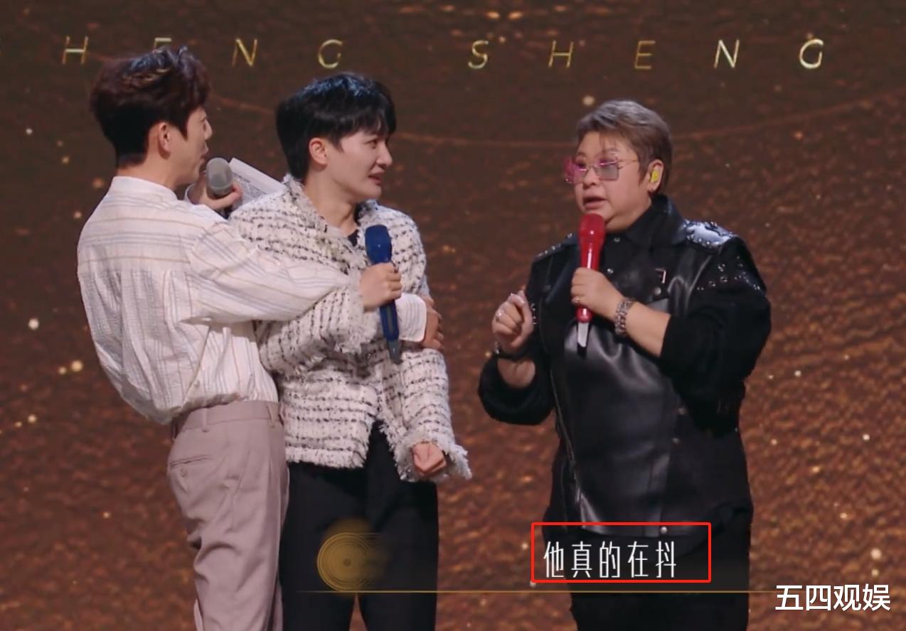 被韩红叫了一声“深哥”，周深社恐发作，躲进何炅的怀里瑟瑟发抖
