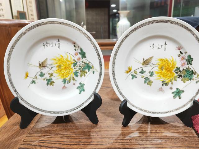 一组粉彩菊花瓷器