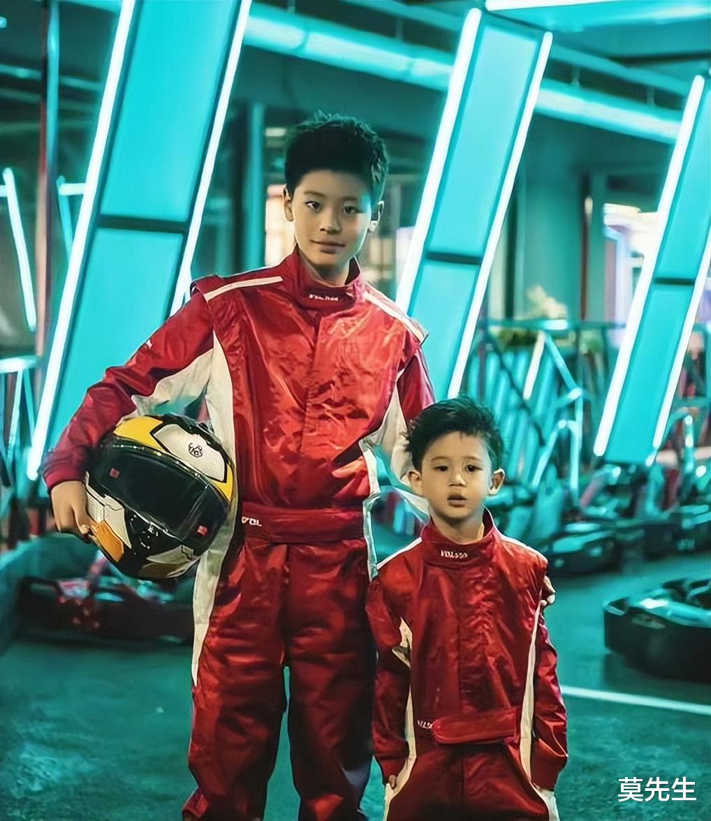 54岁蔡国庆晒父与子合照，兄弟俩仿佛共用一张脸，小儿子五官清秀