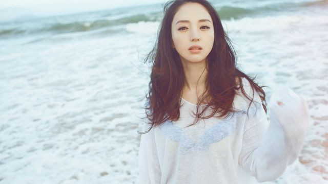 董璇|44岁董璇吃嫩草？深夜挽小鲜肉胳膊走出餐厅，当街亲密毫不避讳