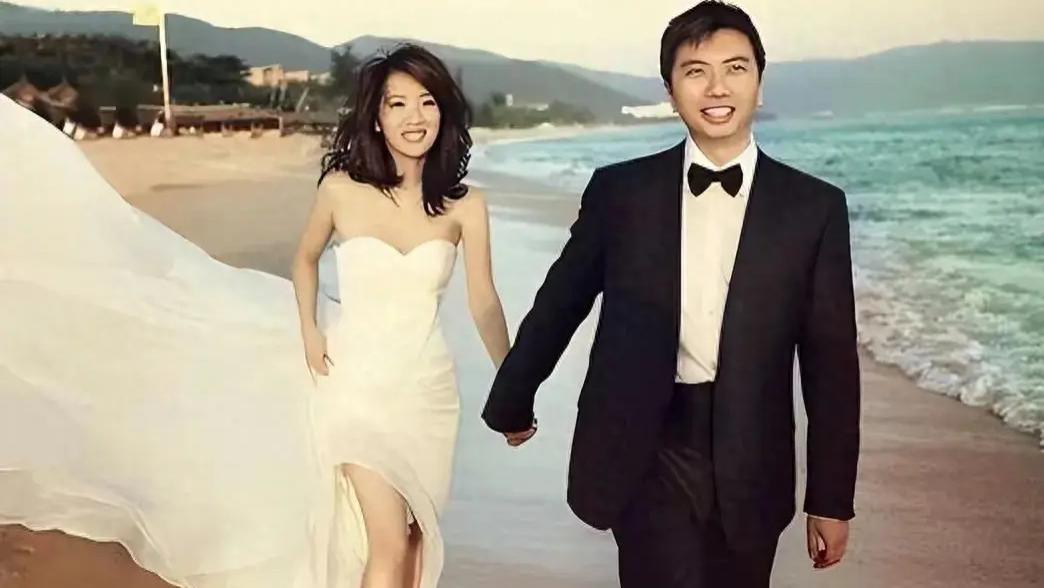 李念戴手表抱娃被指作秀，磕碰3胎儿子还自拍，无视孩子舒适度