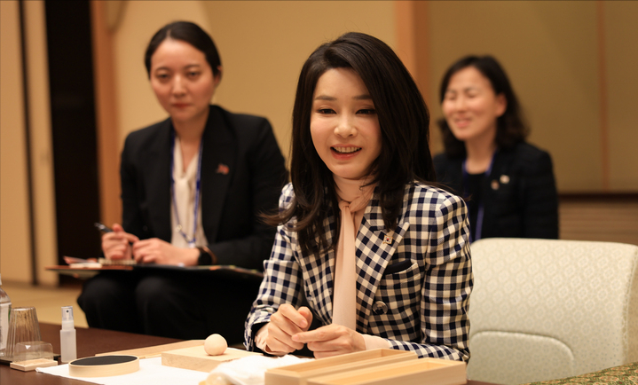 衬衫 韩国第一夫人结束访问日本回国啦！终于换了发型，绿色内搭美出圈