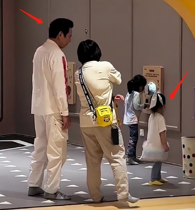 向太夫妻带孙女去游乐场!向华强和保姆聊孙女趣事,向芷身高优越