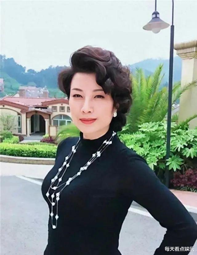 哥哥是知名演员，跟前夫聂卫平离婚后，她独自带孩子67岁依然单身