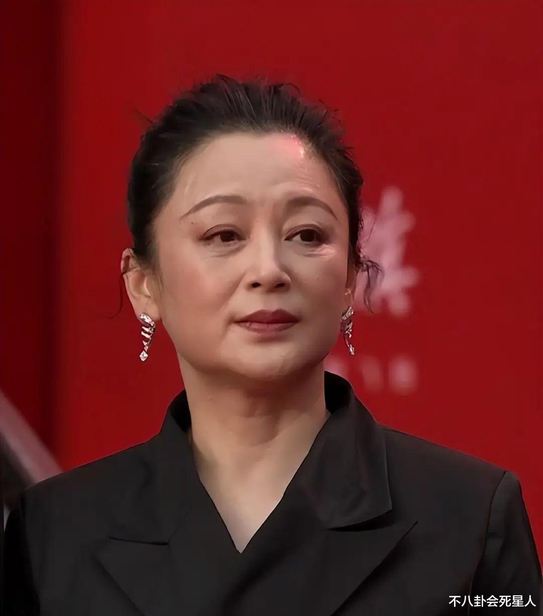 看了37岁杨幂和35岁赵丽颖的近照,才知道“骨相美”有多重要