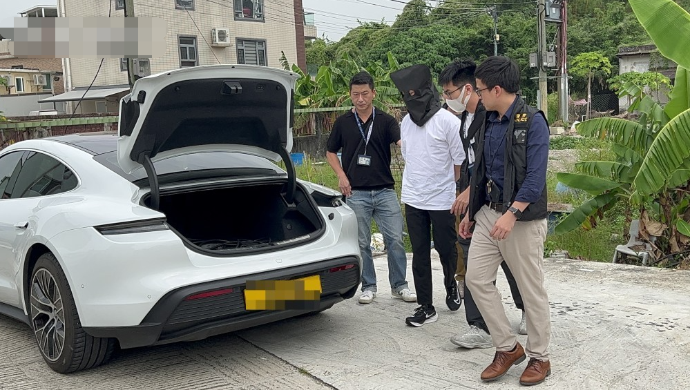 29岁港星疑涉15亿诈骗案被捕，双手被铐戴黑头套，百万豪车成赃物