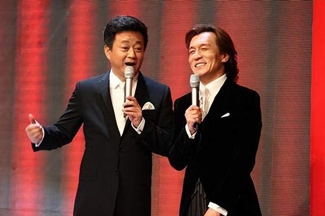 哈文|李咏妻女美国过年,现身豪华餐厅吃年夜饭,哈文戴项链名表好富贵