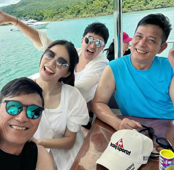 苗侨伟65岁生日,多位港星现身,戚美珍素颜露面,谭咏麟老态尽显