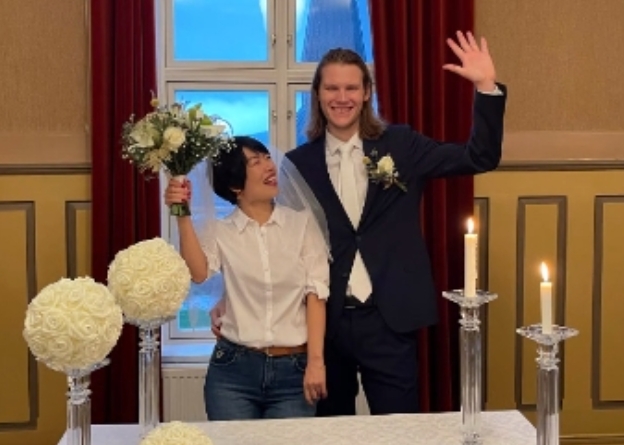 网红老外克里斯夫妇官宣怀孕,妻子孕肚隆起明显,公婆包水饺庆祝