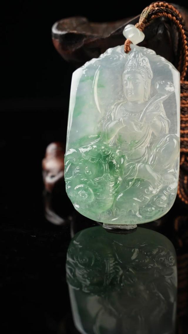 弹弓|藏匿于翡翠之间的神秘签名：玉雕师的身份密码