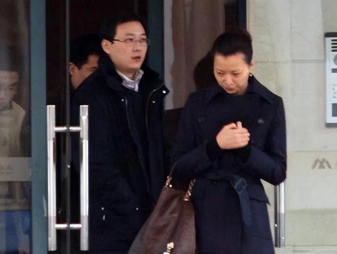 密春雷破产成老赖，让董卿豪门梦“破碎”，卖豪宅还债也无济于事