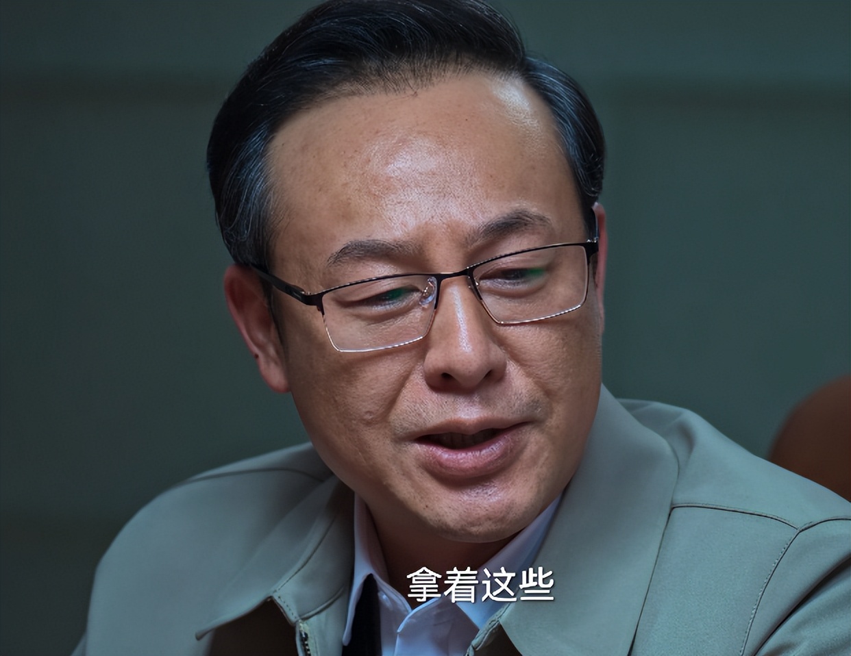 当41岁胡歌和47岁张颂文站在一起,我才彻底明白,什么是顶级骨相