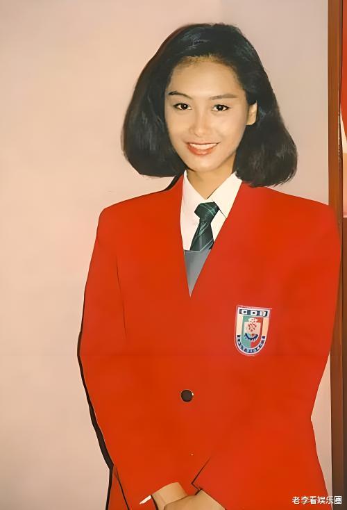 52岁的朱茵住村屋,开破车,网友建议来内地定居,享受高质量生活