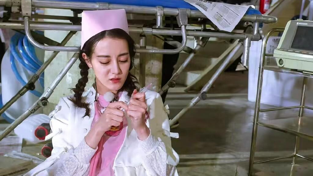 迪丽热巴 热巴这组图我还是第一次见，原来穿上“护士服”的她这么好看