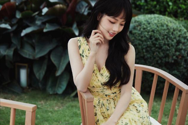 赵本山|张嘉倪屁股“太翘”引热议！被指身材“造假”，网友：买超他知道吗