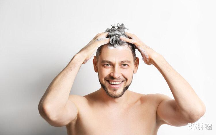 51岁男子洗澡突发脑梗，不幸离世，提醒：3个洗澡习惯，尽快改掉