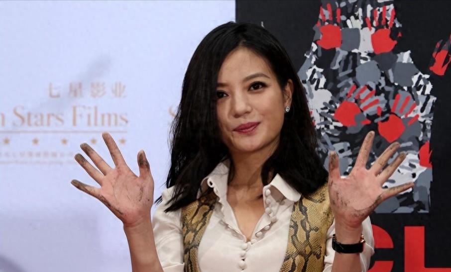 顶风作案野心炸裂的赵薇,罪行不止亲日捧美,如今现状大快人心