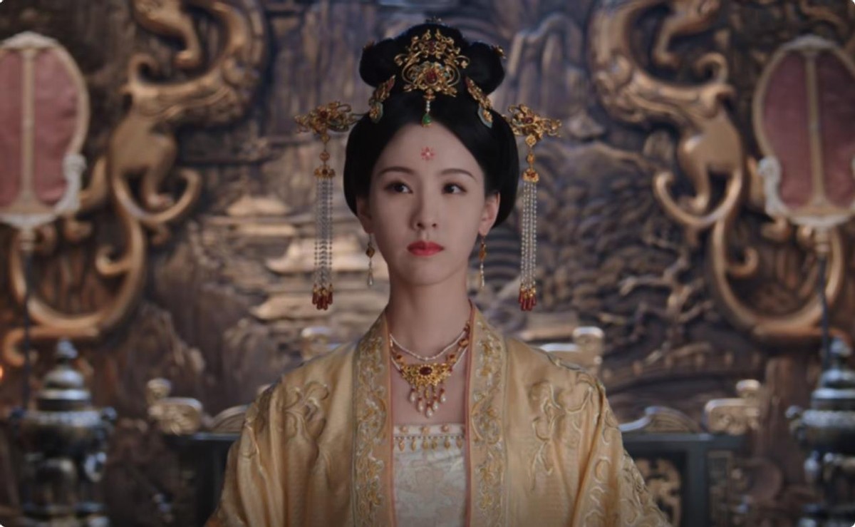 同样头饰繁琐,把刘诗诗和杨紫等人放一起看,女星审美差距出来了