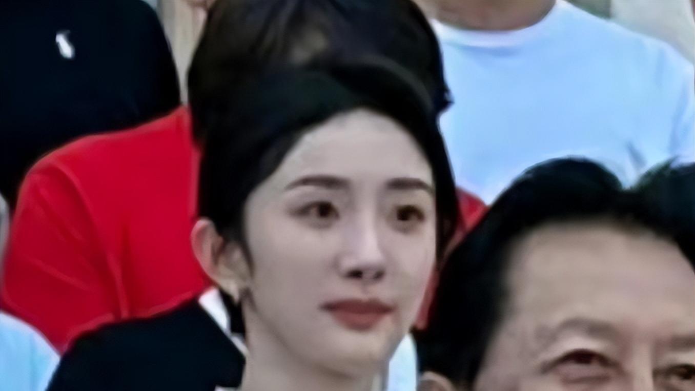 杨幂参加广电座谈会，穿400元汉服与王一博同框，被指撞脸韩安冉