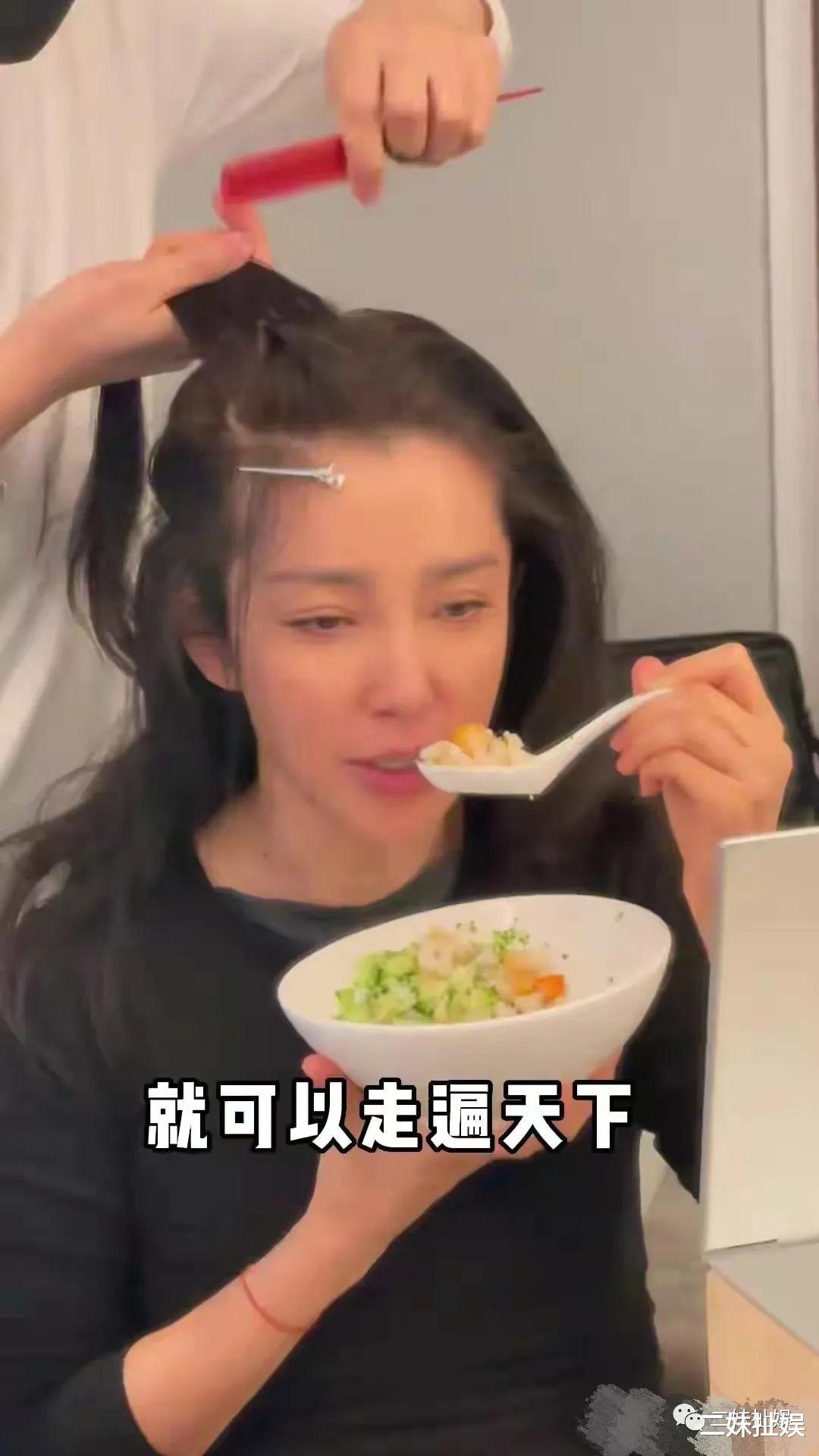李冰冰 李冰冰晒吃饭近照，简直瘦成了李勤勤，吃饭一粒盐都不沾