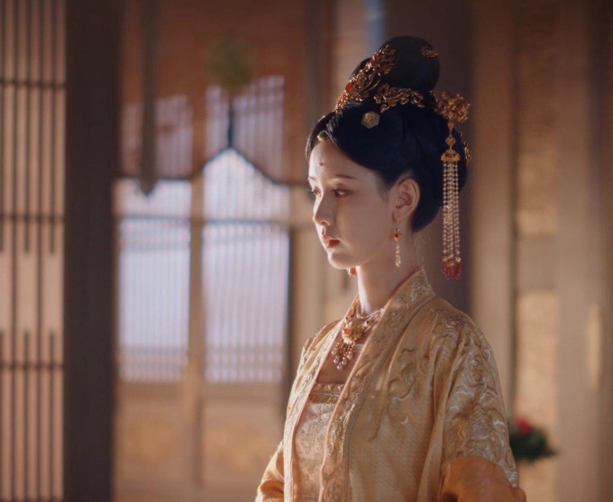 《一念关山》:一脸幼态却要演“皇后”,谁的审美出了问题