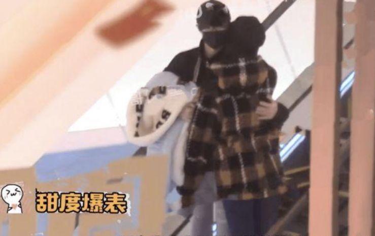 许嵩|许嵩冯禧再次撒糖,冯禧充当工作人员贴心陪伴